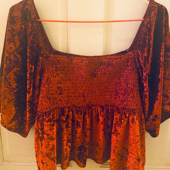 NEW Super Adorable AE Velvet top - Picture 2 of 4